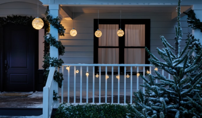 Un rideau de flocons de neige scintillants à DEL pour l’extérieur NOMA dans une fenêtre.