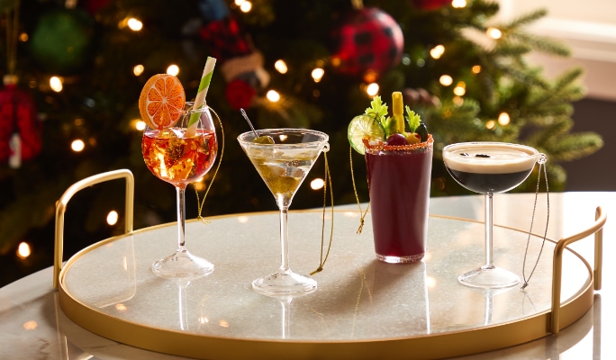 Des ornements CANVAS Noël canadien dans un sapin. 