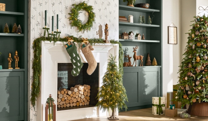 Une femme dans un salon qui décore un arbre avec des décorations de Noël CANVAS.