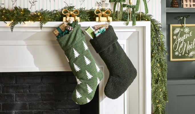 Des bas de Noël CANVAS Atelier du père Noël sur un manteau de cheminée. 