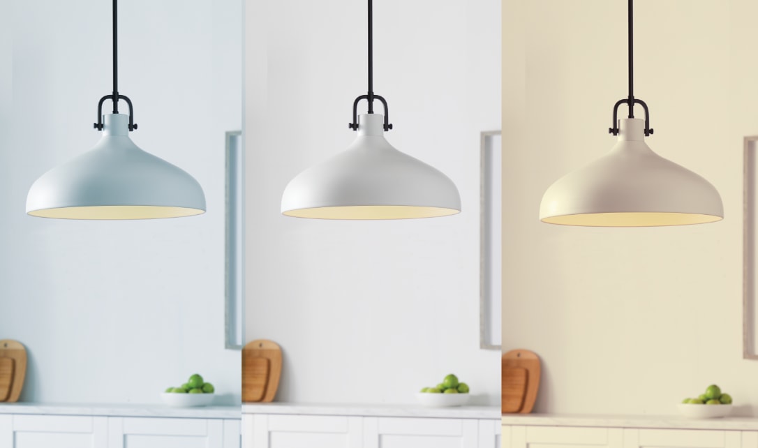 Lampes suspendues dans une cuisine, illustrant différentes températures de couleur, de froide à chaude.