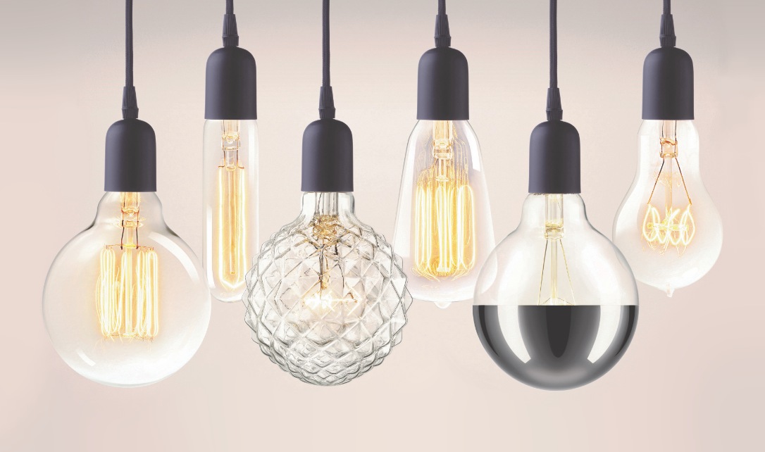 Diverses ampoules suspendues de différentes formes et conceptions.