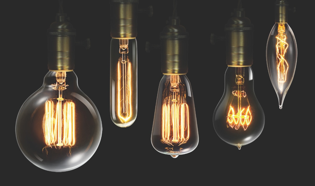 Diverses ampoules Edison présentant des filaments dénudés sur un fond sombre.