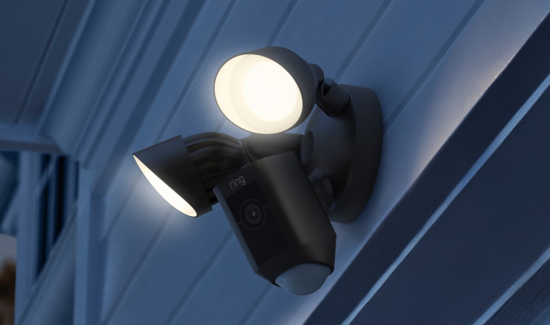 Deux projecteurs lumineux montés sur un mur extérieur.
