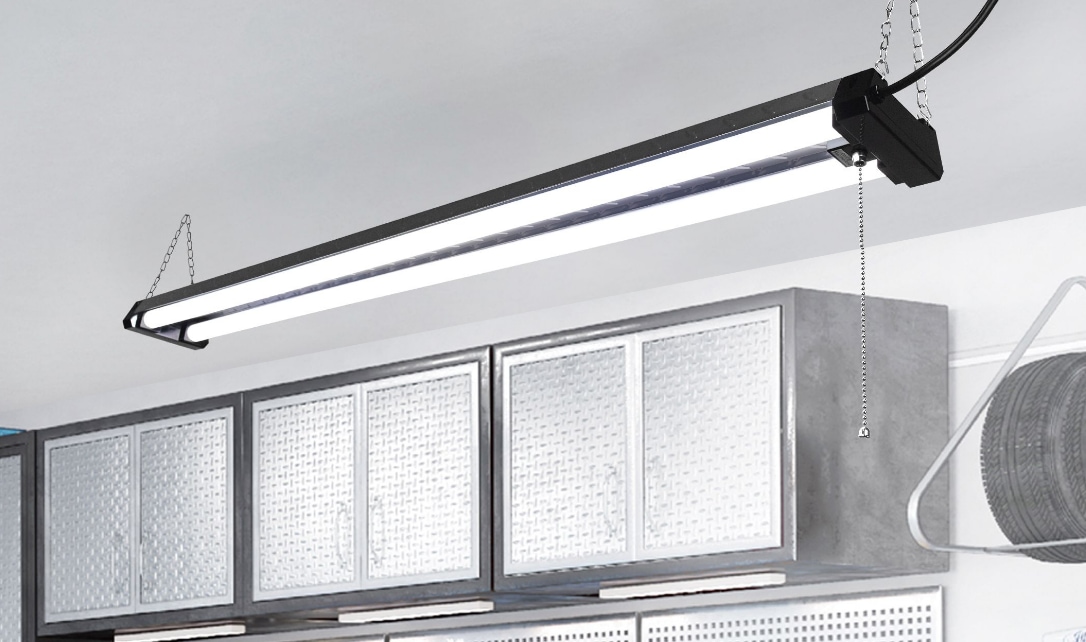 Un luminaire fluorescent de qualité industrielle installé dans un espace intérieur commercial.