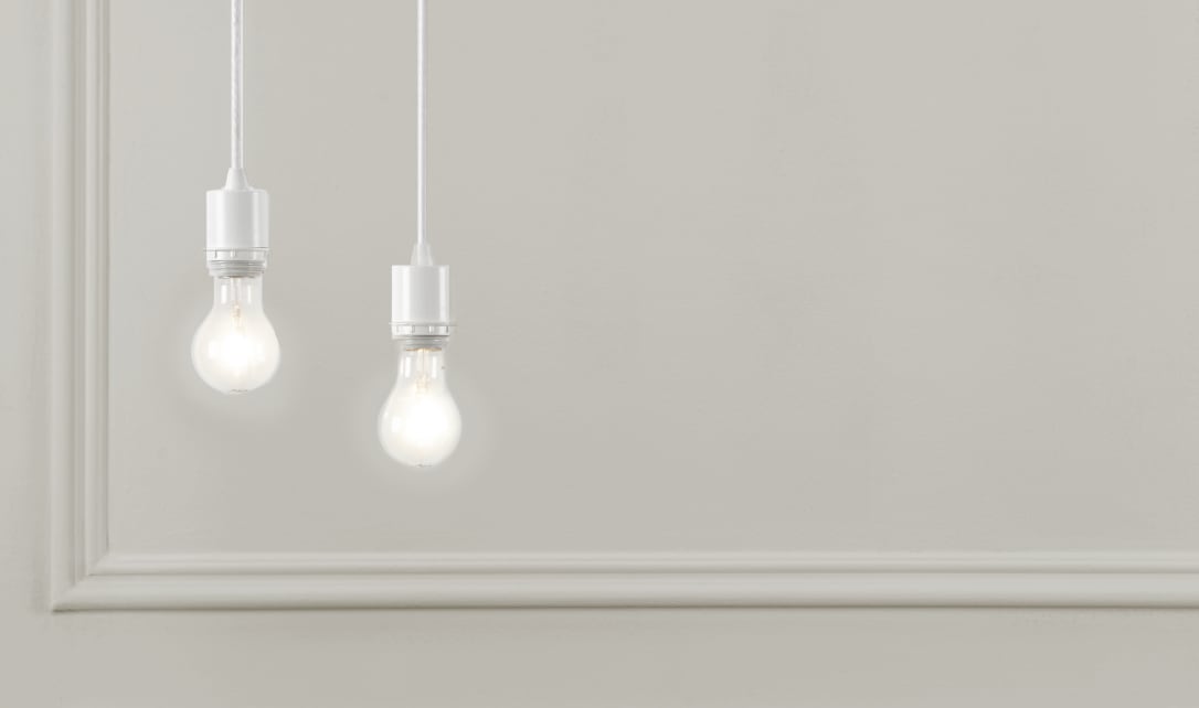 Deux ampoules halogènes suspendues avec des luminaires minimalistes dans un intérieur moderne.