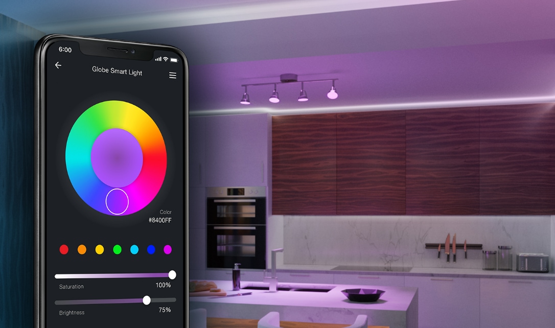 Une ampoule intelligente commandée par une appli de téléphone intelligent, illuminant une cuisine en différentes couleurs.