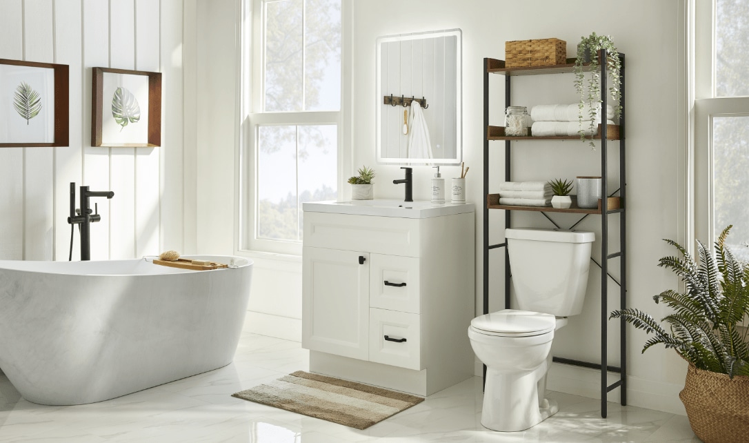 Une salle de bain dotée d'un meuble-lavabo blanc, d'une étagère ouverte et de diverses solutions de rangement.