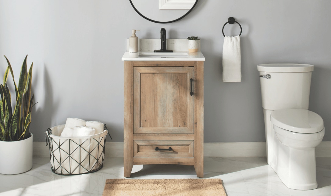 Une salle de bain dotée d'un meuble-lavabo à la finition rustique en panneaux MDF et bois reconstitué.