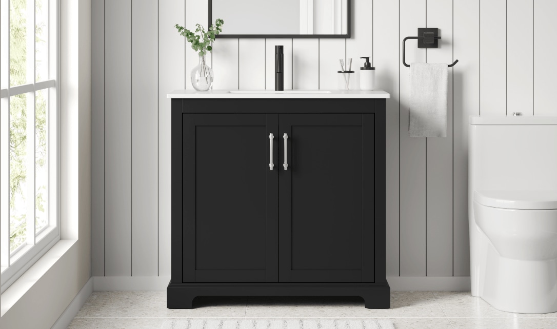 Une salle de bain munie d'un meuble-lavabo contemporain noir et épuré, de luminaires minimalistes et d'éléments de design modernes.