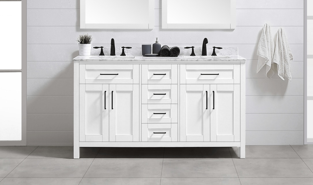 Une salle de bain dotée d'un meuble-lavabo blanc classique avec plusieurs tiroirs et une quincaillerie raffinée.