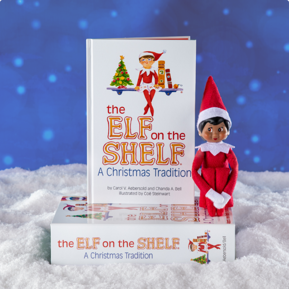 Une poupée Elf on the Shelf et un livre sont présentés sur un fond enneigé.