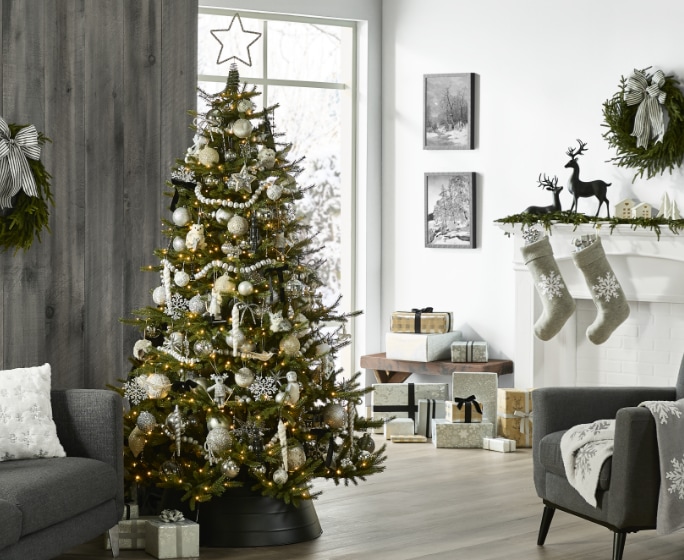 Un élégant arbre de Noël blanc dans une pièce lumineuse de la collection CANVAS Noël blanc.
