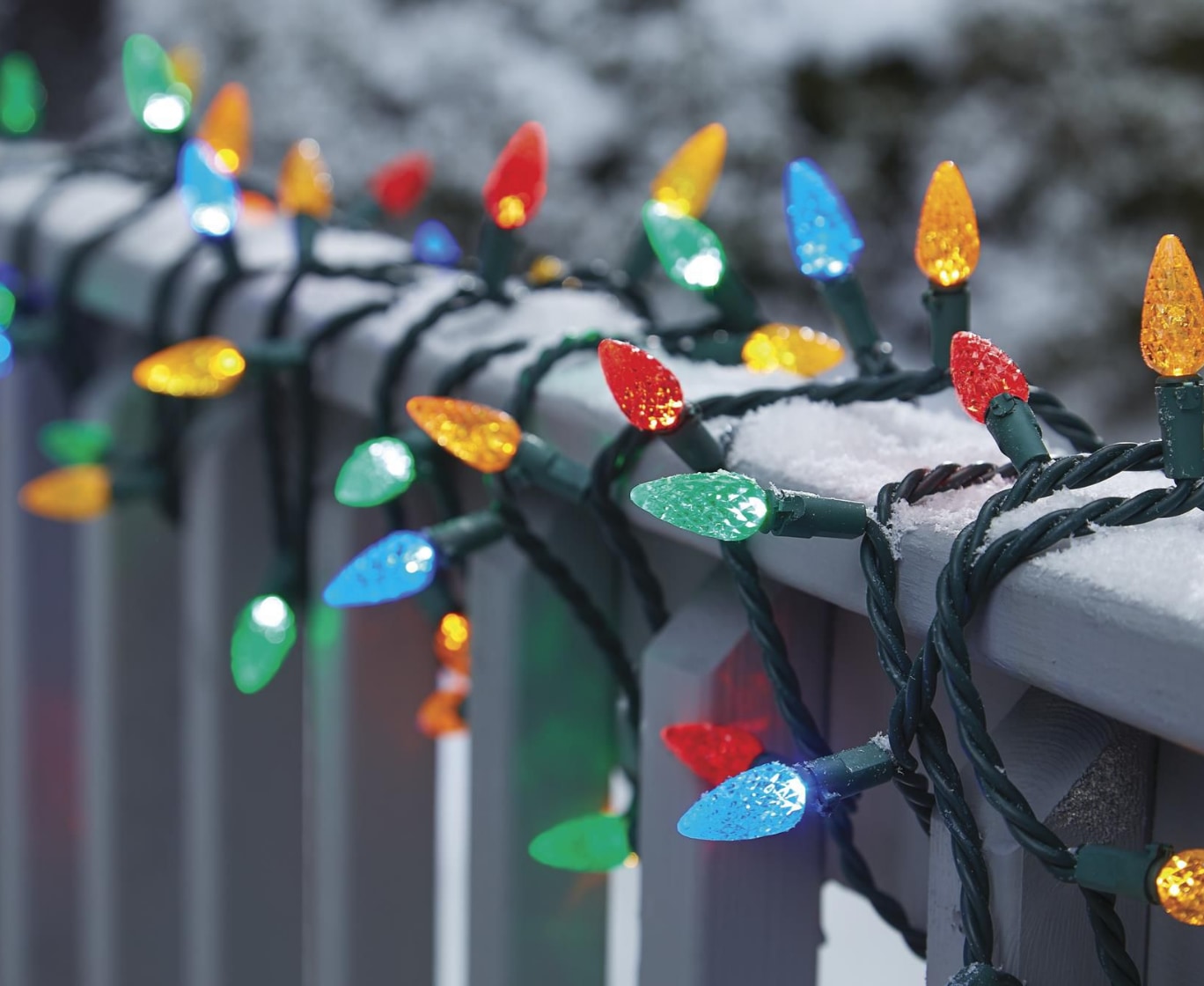 Éclairez votre temps des Fêtes à l’aide des jeux de lumières NOMA, le choix parfait pour créer des décors uniques. 