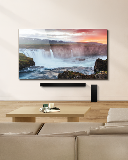 Un ensemble élégant de salon comprenant un téléviseur à écran plat fixé au mur au-dessus d’une console.