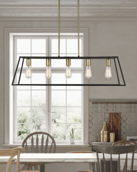 Un chandelier moderne suspendu au-dessus d’une table de salle à manger dans un décor contemporain de salle à manger.