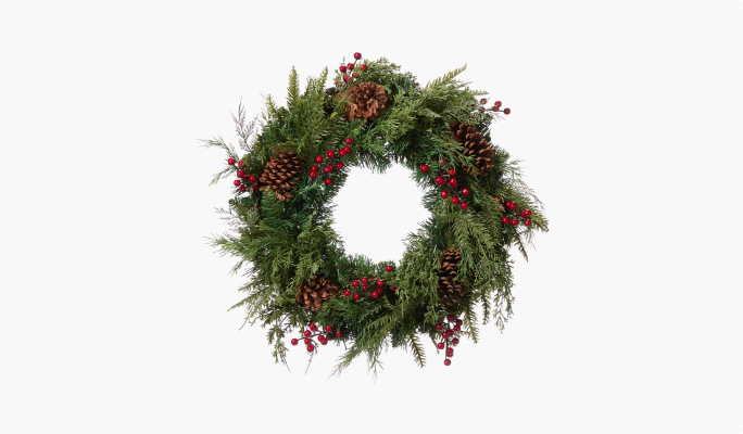 Une couronne de Noël composée de feuillage vert, décorée de pommes de pin et de baies rouges.