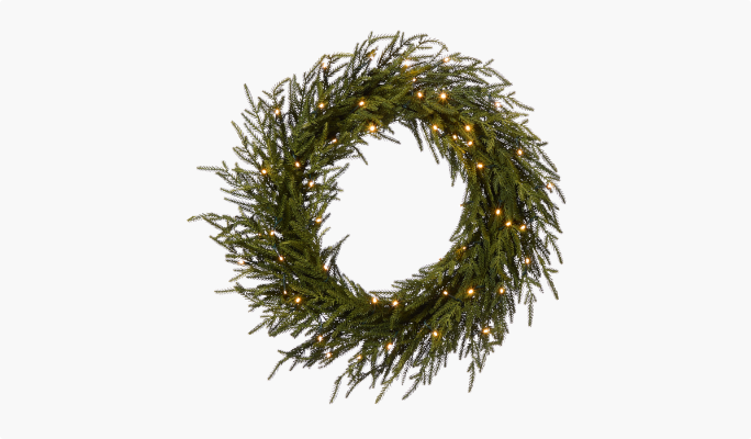Une couronne de Noël composée de feuillage vert, décorée de lumières scintillantes blanches.