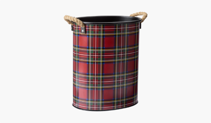 Un seau à carreaux rouges avec des poignées en corde.