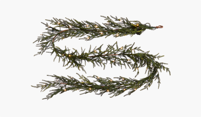 Une guirlande de Noël composée de feuillage vert, décorée de  lumières scintillantes blanches.