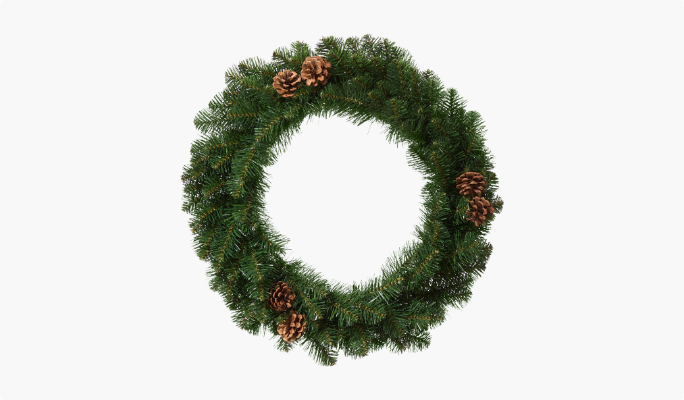 Une couronne de Noël composée de branches de pin vertes, décorée de pommes de pin.
