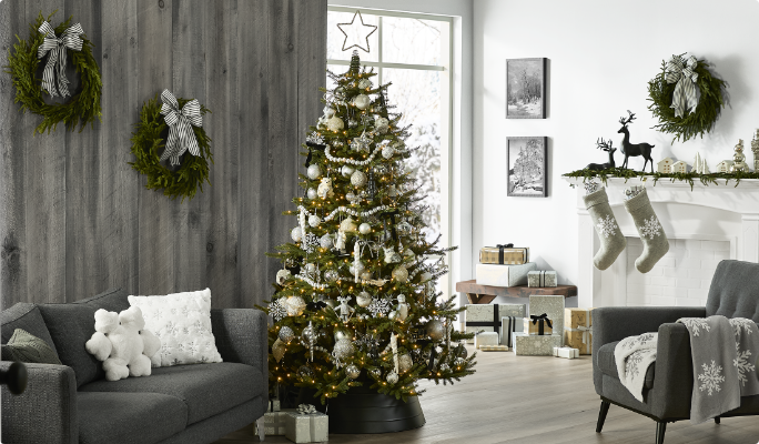 Un salon avec un arbre de Noël et des décorations Merry Mingle CANVAS.
