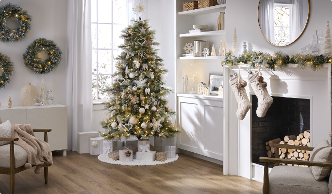 Une salle rose avec un arbre de Noël blanc et des décorations Noël blanc CANVAS.
