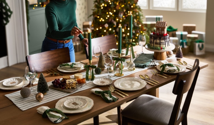 Une table avec de la vaisselle et des décorations CANVAS Night Before Christmas.