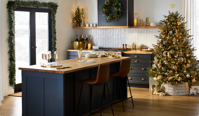 Une salle rose avec un arbre de Noël blanc et des décorations Noël blanc CANVAS.