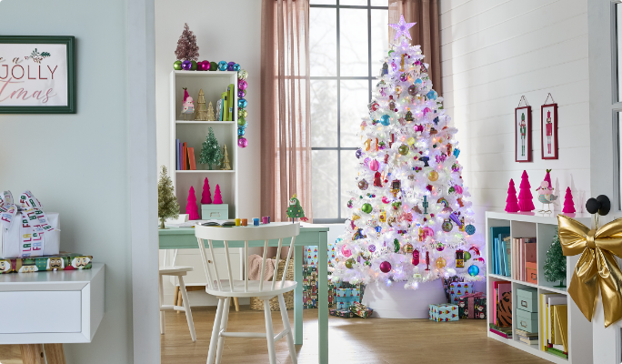 Un salon avec un arbre de Noël et des décorations Moments dorés CANVAS.