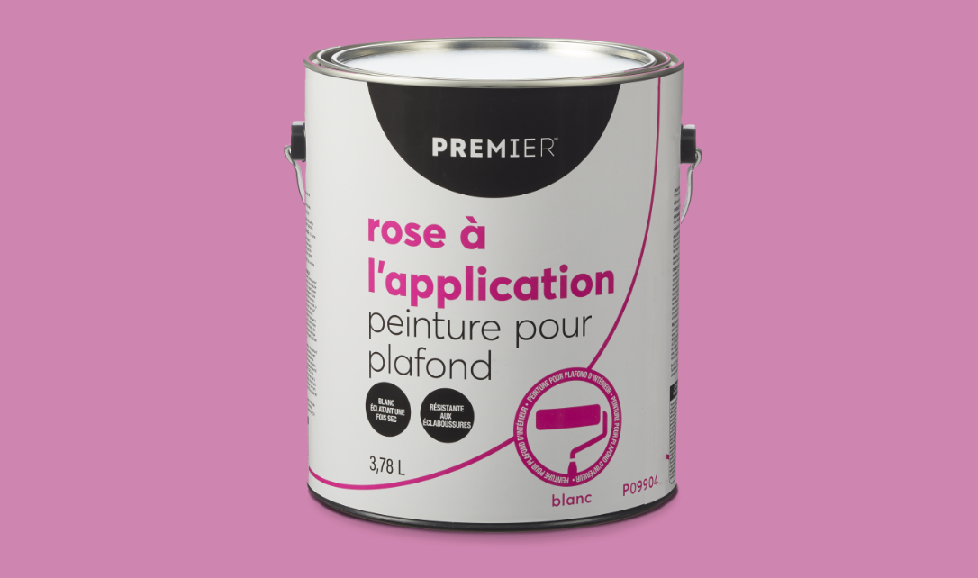 Un pot de peinture rose pour plafond Premier à appliquer au rouleau.