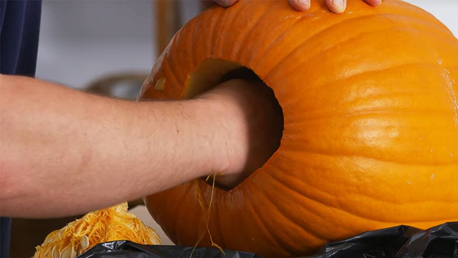 How to carve a pumpkin scraping 03