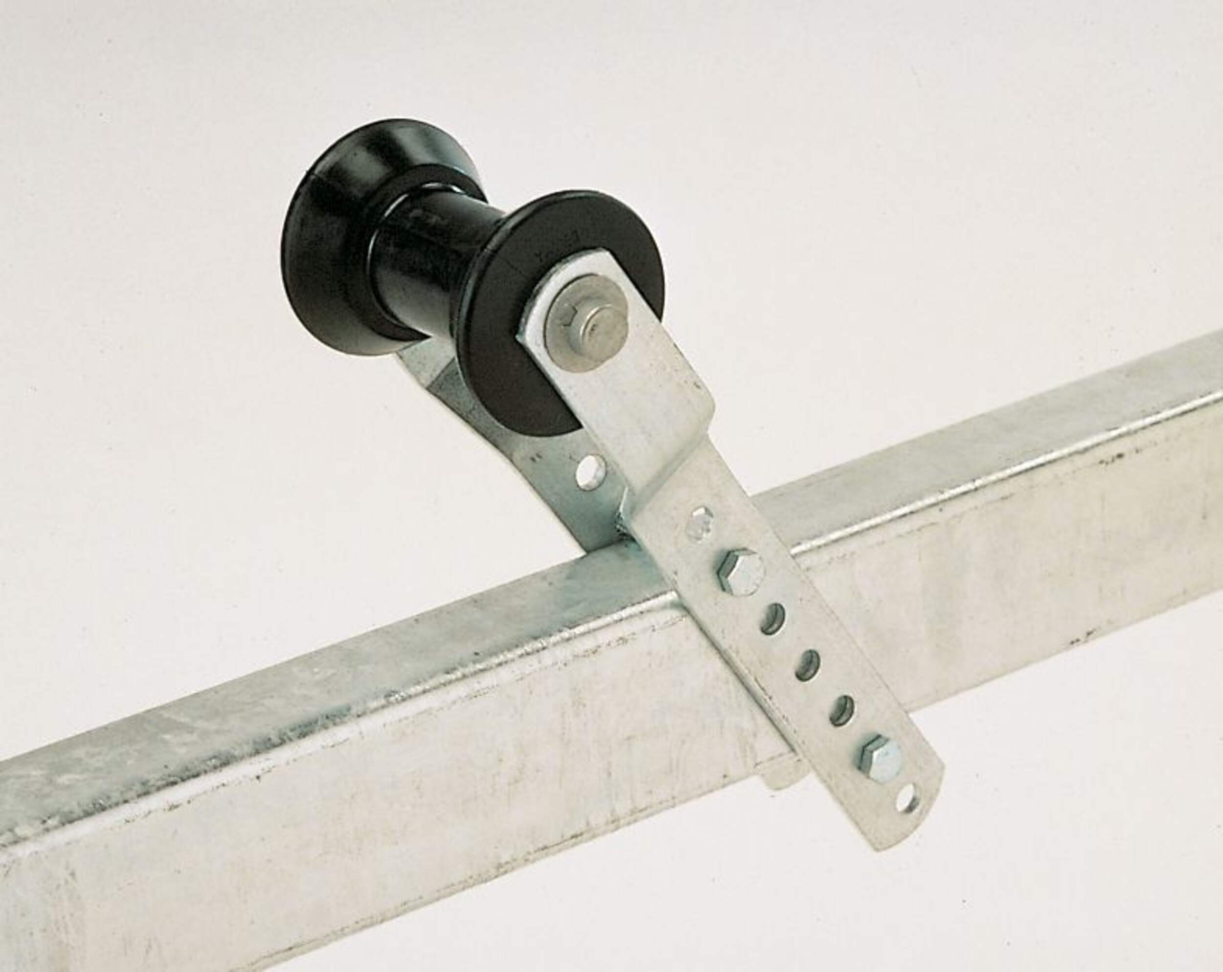 Support de rouleau de quille pour remorque C.E. Smith, réglable, 2 po Front_Angled_Left
