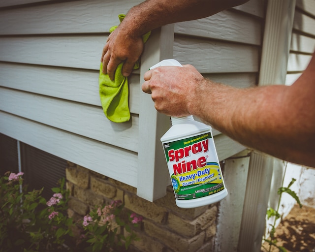 Nettoyant désinfectant et dégraissant en vaporisateur Spray Nine