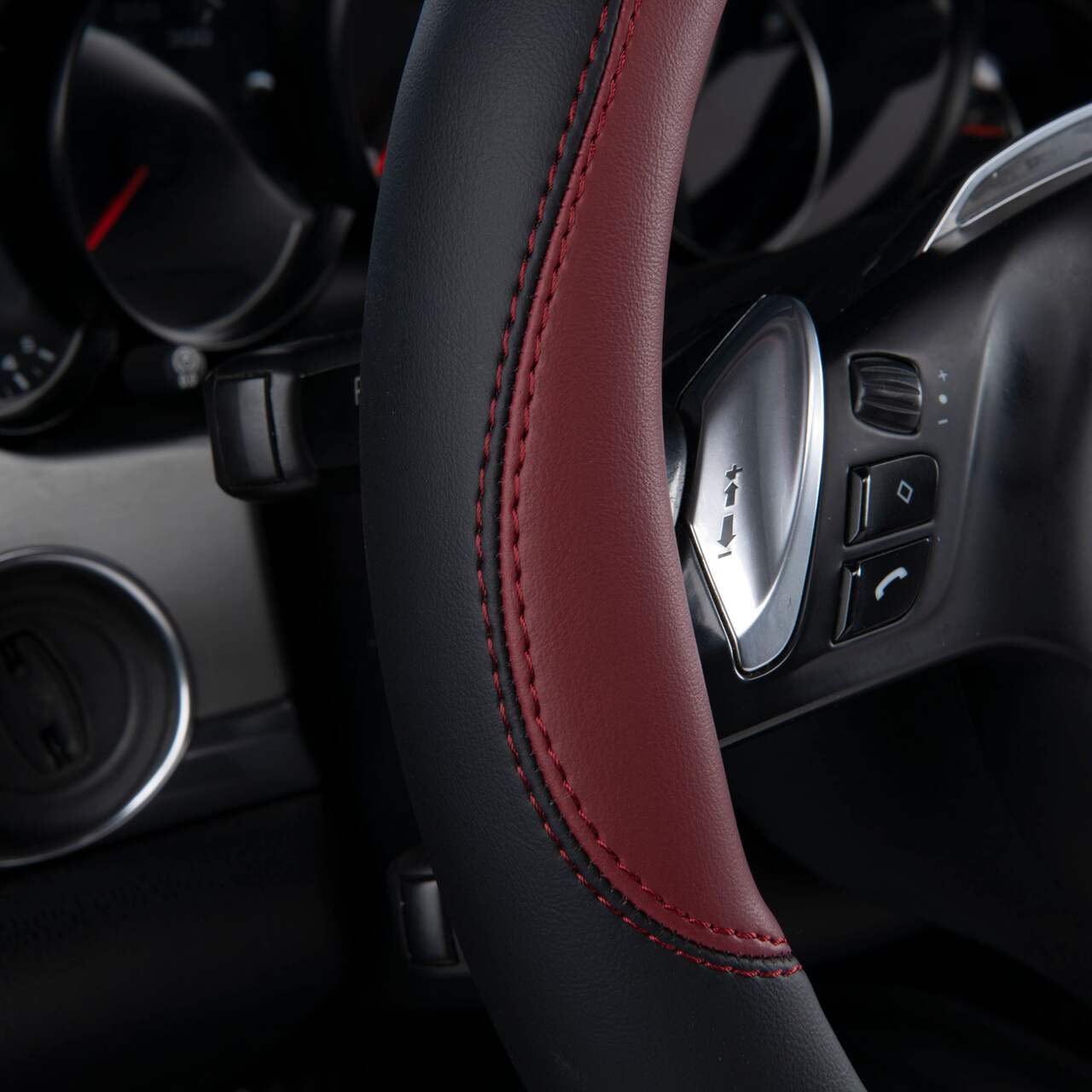 Housses de siège, de ceinture de sécurité, de volant et de tapis avant  sport AutoTrends, rouge et noir