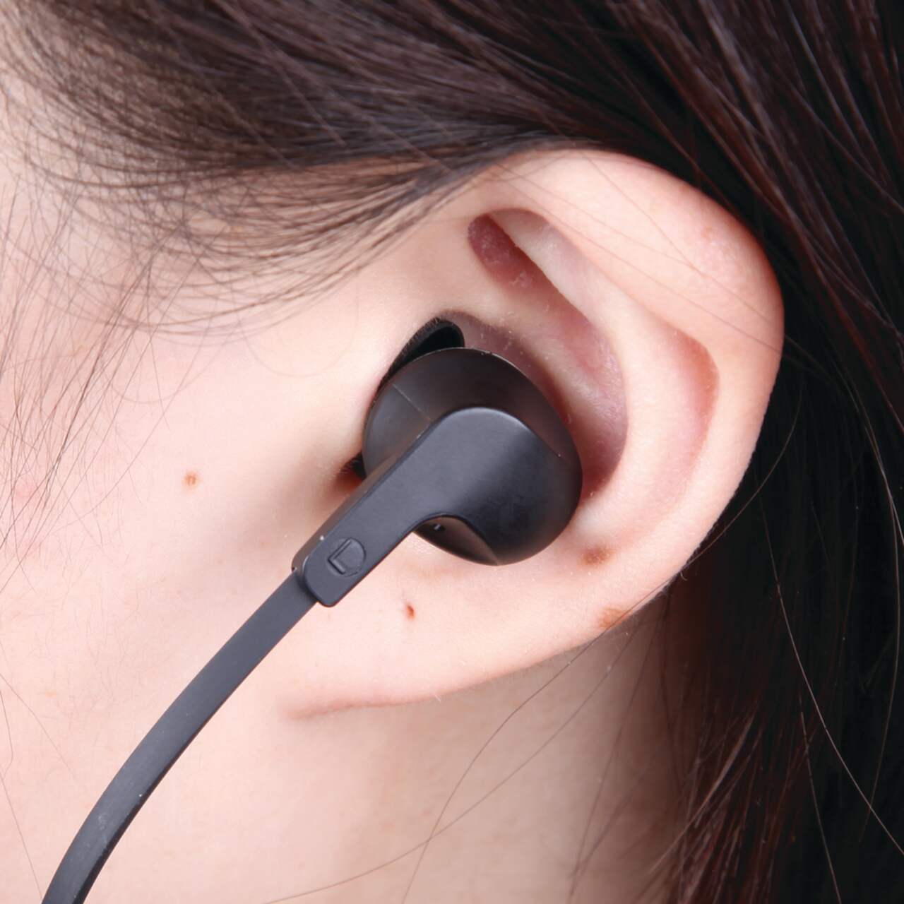 Bluehive Blutooth Sport Earbuds Sweat Resistant Voice Controlled Black
