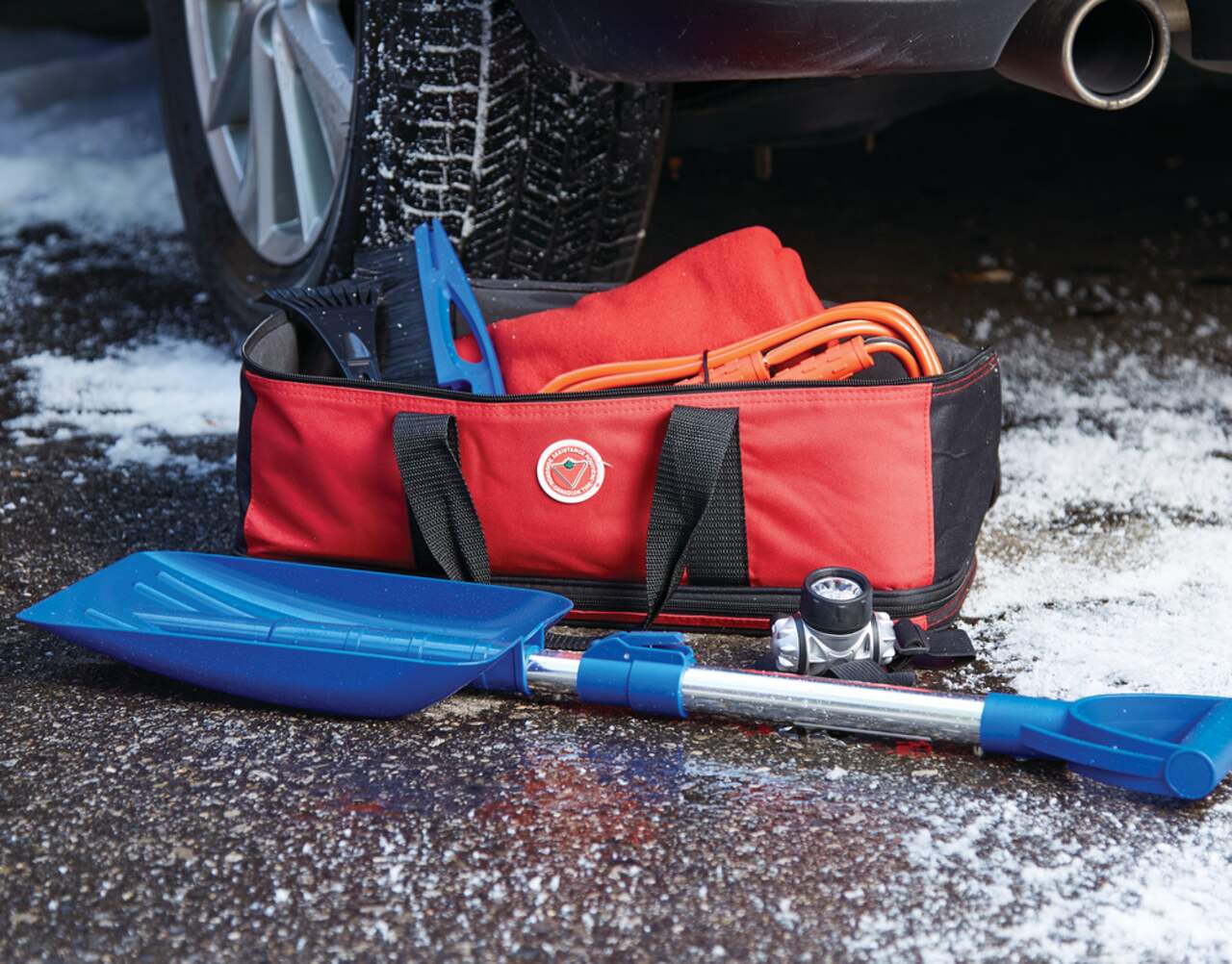 MotoMaster Roadside Assistance Premium Winter Safety Kit with Shovel &  Traction Aid