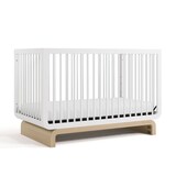 Bassinette convertible 5-en-1 Storkcraft Santorini de luxe avec rail de sécurité pour jeune enfant, blanc avec bois de grève Front_Angled_Right