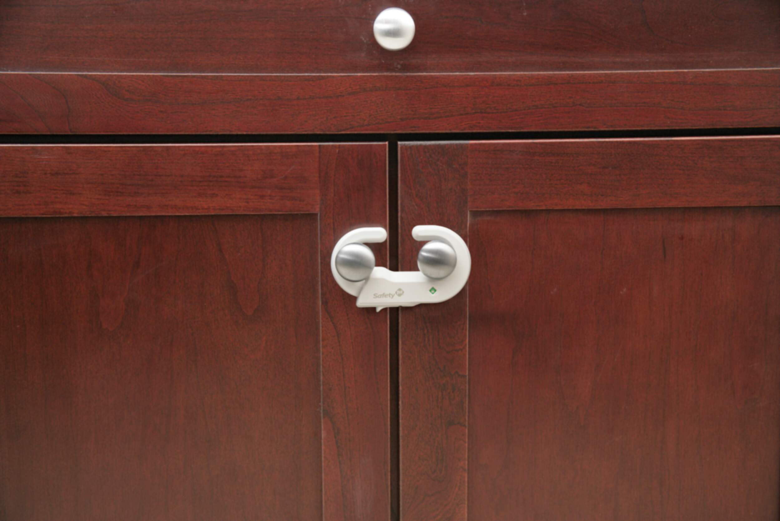 Safety 1st Grip N Go - Verrou de porte de cabinet pour la sécurité de bébé Front_Elevated