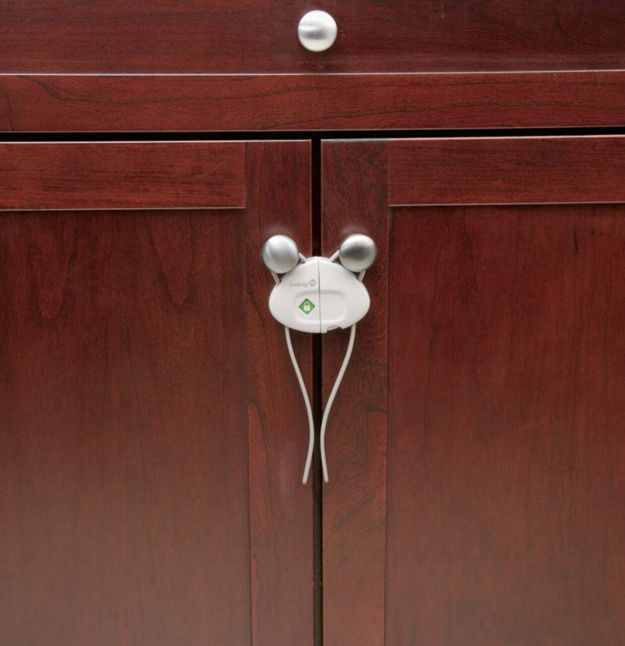 Corner cupboard store child lock