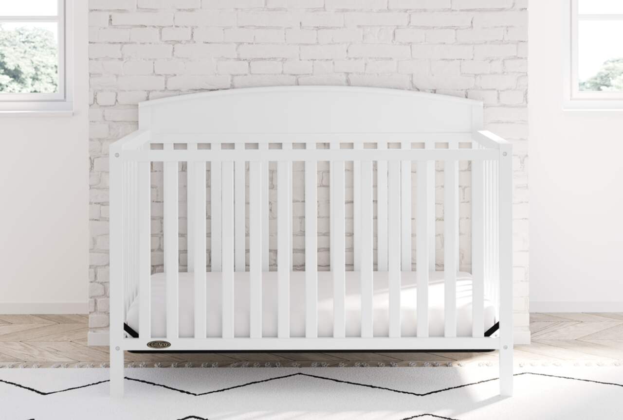 Lit de Bébé 4-en-1 avec Tiroir et Table à Langer Attachée Remi de Graco  Gris galet