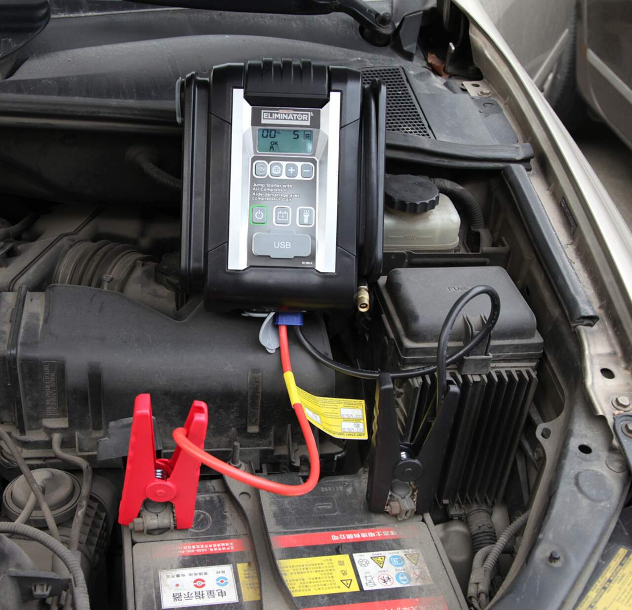 Démarreur de batterie au lithium 5-en-1 MotoMaster Eliminator, 1000 a, 12  V, avec compresseur intégré