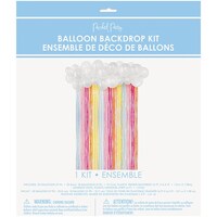 Toile de fond à ballons et serpentins arc-en-ciel