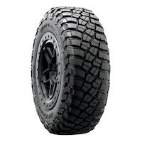 Pneu tout-terrain BFGoodrich Mud-terrain T/A KM3 Mud pour camion et VUS – flottaison Front_Three_Fourths_Angled_Right