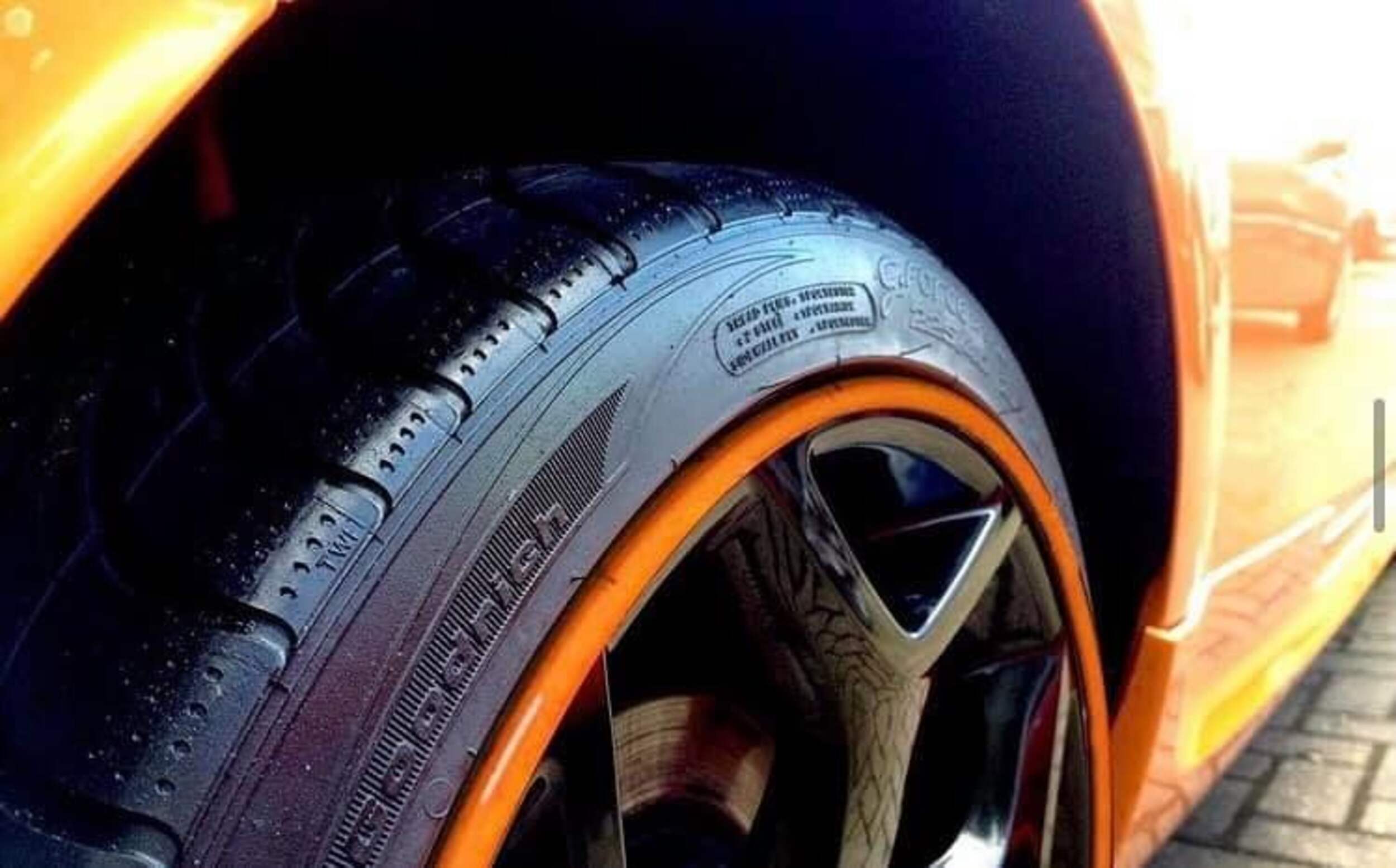 Protège-jante AlloyGator, convient à 24 po maximum, paq. 4, orange CloseUp