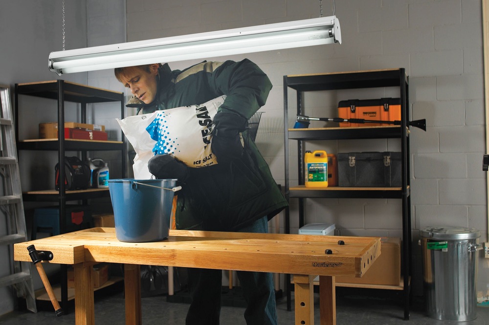 Lampe d’atelier fluorescente T8, fini chromé texturé, 48 po Canadian Tire