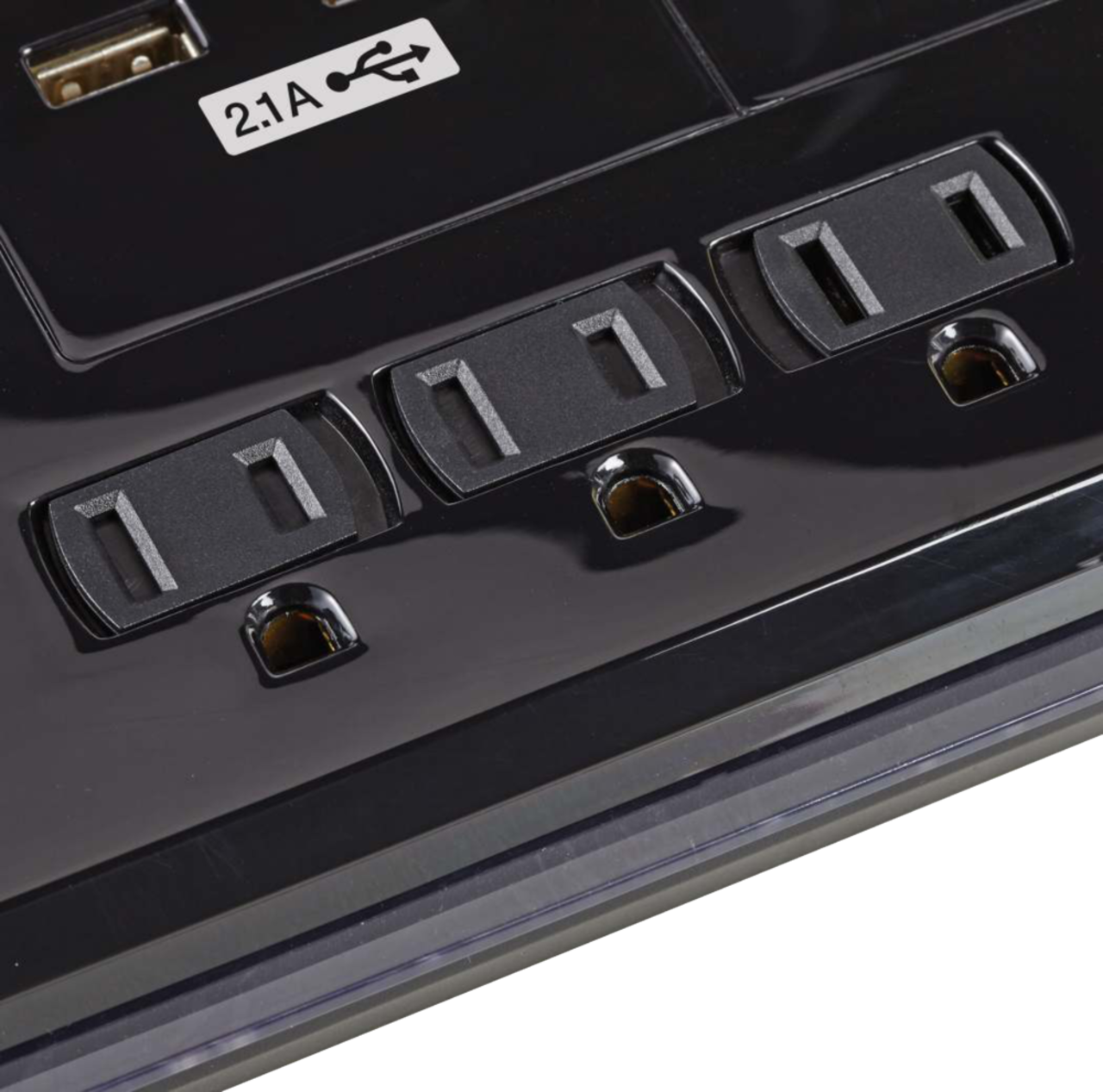 Barre d'alimentation NOMA à 4 prises, 2 ports de chargement USB et USB-C