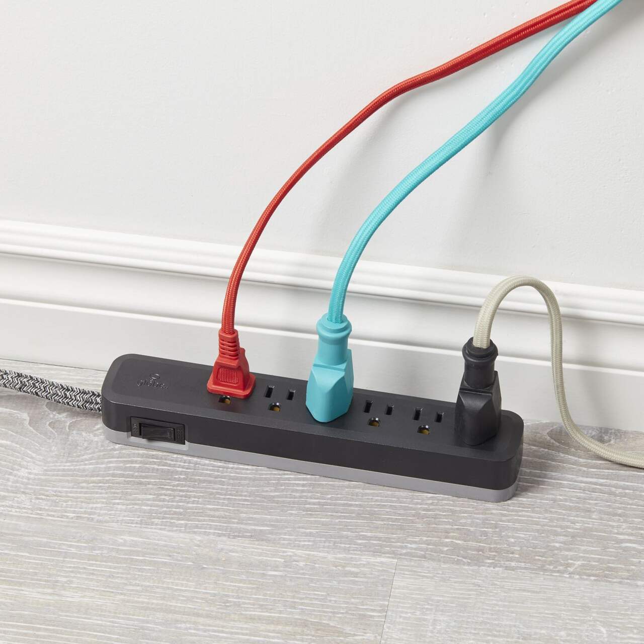 Globe 6-Outlet Power Bar with 6-ft Fabric Cord and Right Angle Plug,  Black/Grey