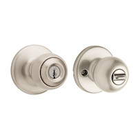 Weiser Yukon Keyed Locking Front Door Knob with SmartKey, Satin Nickel Front_Angled_Right