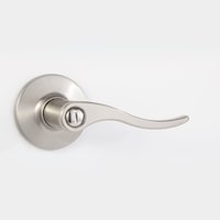 Serrure de porte à clé à levier Garrison Juran, nickel satiné Front_Angled_Right